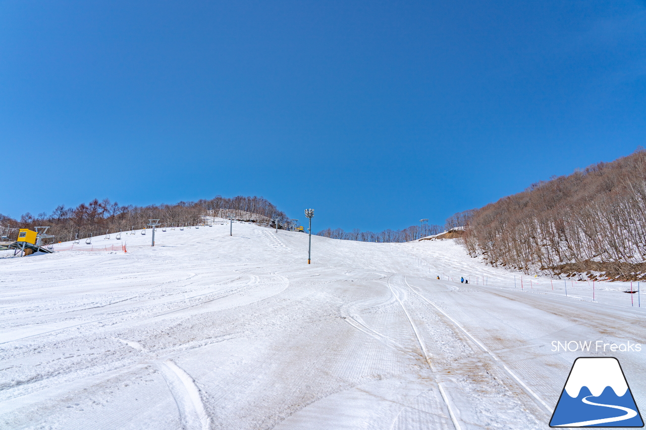 朝里川温泉スキー場｜豊富な残雪のおかげで、4月10日（日）まで営業延長中！日本海を眺めながら、のんびり春スキー＆スノーボードを楽しみましょう♪